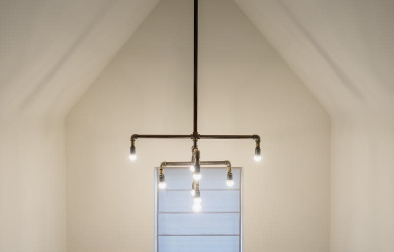 Professionel lysdesign med industriel pendel og LED-belysning installeret af elektriker i Aalborg