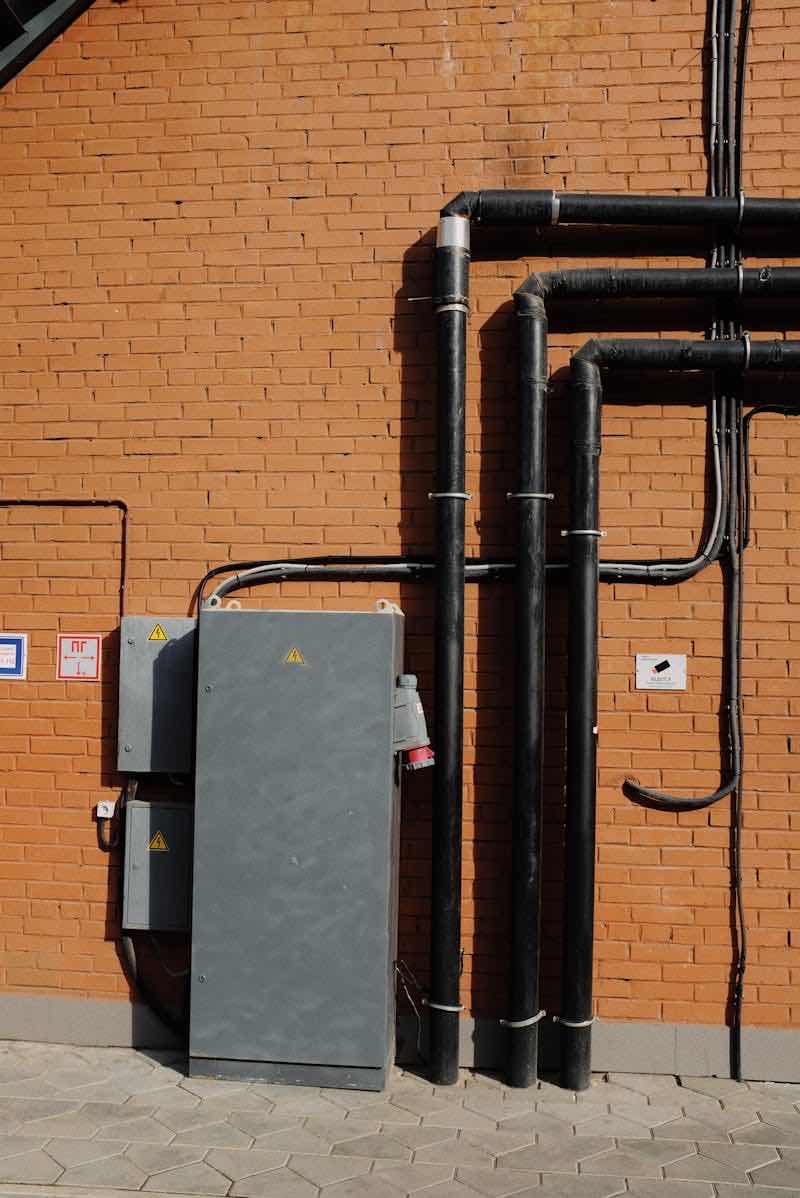 Udendørs el-installation i Aalborg – elektriker monterer belysning og stikdåser