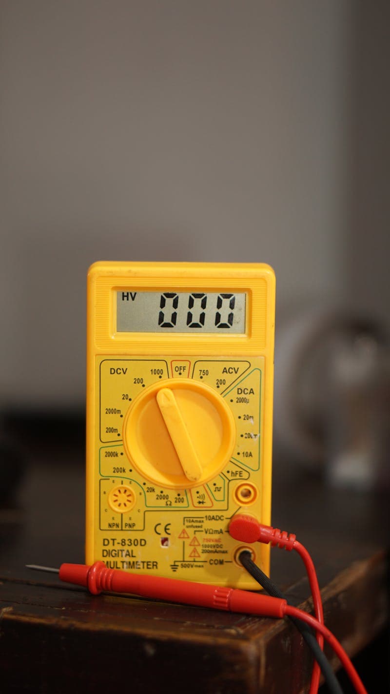 Elektriker bruger multimeter til måling af isolationsmodstand under eltjek i Aalborg