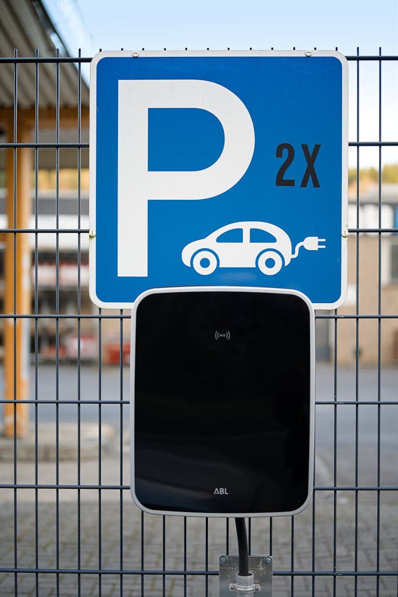 Ladestander-skiltning ved parkeringsplads i Aalborg – klar til elbil-opladning