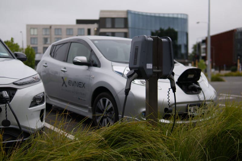 Moderne ladestation til elbil installeret af autoriseret elektriker i Aalborg